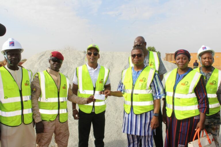 Région de Yaadga : une entreprise offre 1000 tonnes de concassés de granite à Faso Mêbo