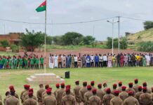 SOUM/DJIBO : la montée des couleurs délocalisée au BIR 22 pour renforcer le lien entre les Forces combattantes et les populations